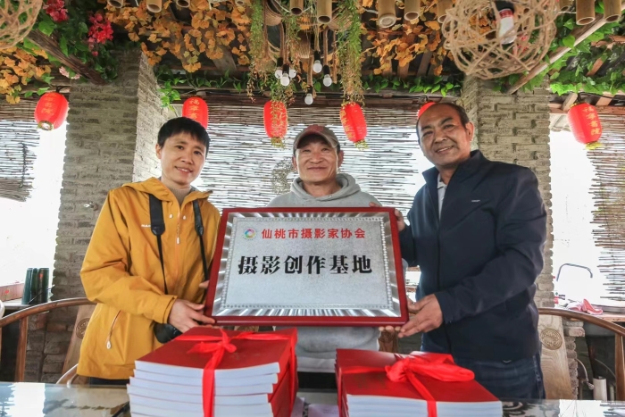 2023年3月12日，仙桃市攝影家協(xié)會在毛嘴鎮(zhèn)福寧書院舉行攝影創(chuàng)作基地授牌儀式，并向書院贈送攝影畫冊。