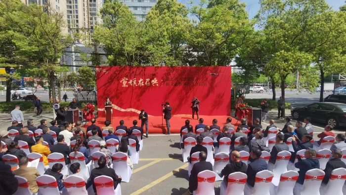 2023年4月9日，由湖北省書法家協(xié)會、仙桃市委宣傳部主辦，湖北省書法家協(xié)會新文藝群體工作委員會、仙桃市文聯(lián)承辦的“黨旗在召喚——湖北省書協(xié)新文藝群體書法作品展”在仙桃市圖書館開幕。