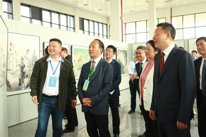 10月11日，首屆“諸葛亮杯”全國詩詞大賽和智匯天下·諸葛亮詩詞書畫展在魚梁洲開幕，湖北省中華詩詞學(xué)會會長段維（中）觀展，湖北省委常委、市委書記王祺揚(yáng)陪同觀展（右一