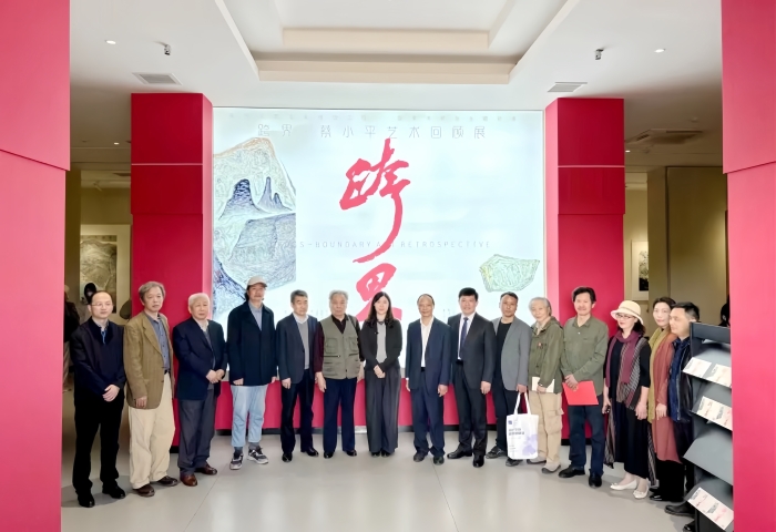 4.4月26日，“跨界·蔡小平藝術(shù)回顧展”在黃岡市遺愛湖美術(shù)館開展。