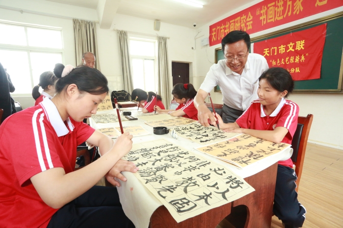 2023年5月29日市文聯(lián)荊楚“紅色文藝輕騎兵”書畫研究會小分隊開展書畫進萬家之迎“六一”進特校送書畫活動1