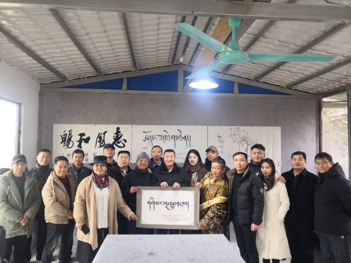 12月10日至11日，湖北省文聯(lián)考察組及西藏、新疆藝術(shù)家一行20余人來到荊州，開展為期2天的文藝交流活動