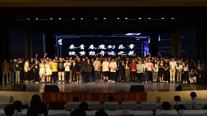 5月28日，舉辦“奏青春魔幻樂(lè)章，綻夢(mèng)想奇跡之花”湖北省魔術(shù)師協(xié)會(huì)進(jìn)校園魔術(shù)專場(chǎng)晚會(huì)