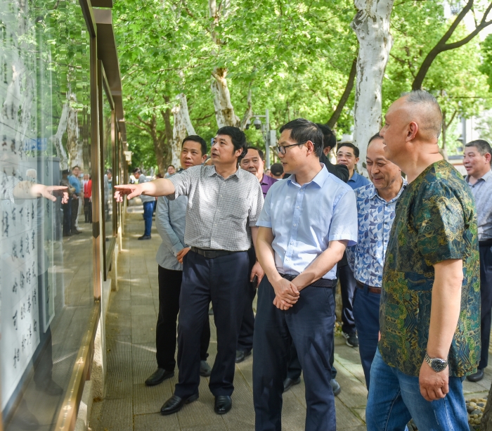 4月16日，“書道三人行”唐風(fēng)華、唐傳林、唐汝元書法作品展在湖北省文聯(lián)湖北文藝之窗展出 （楊思穎 攝）
