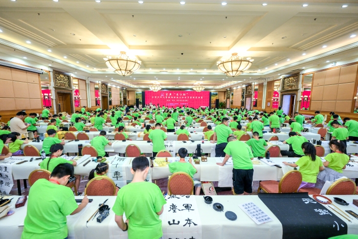 7月24日至8月15日期間，由湖北畫報社、長江書畫教育推廣中心共同主辦的首屆“長江杯”全國少年兒童現(xiàn)場書畫大會現(xiàn)場總決賽分別在南京和北京兩個賽區(qū)舉行。