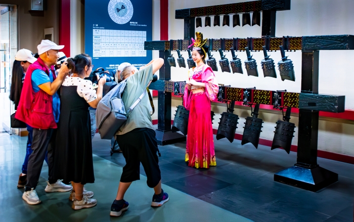 9月3日，大遺址保護采風(fēng)行，攝影師們在隨州博物館拍攝演員展示的編鐘文創(chuàng)產(chǎn)品（方瑞 攝）