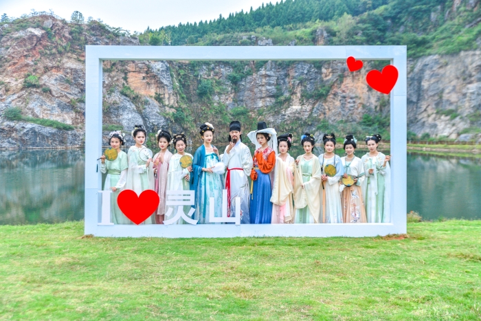 9月25日，李白江夏行在江夏靈山風(fēng)景區(qū)采風(fēng)。（方瑞 攝）