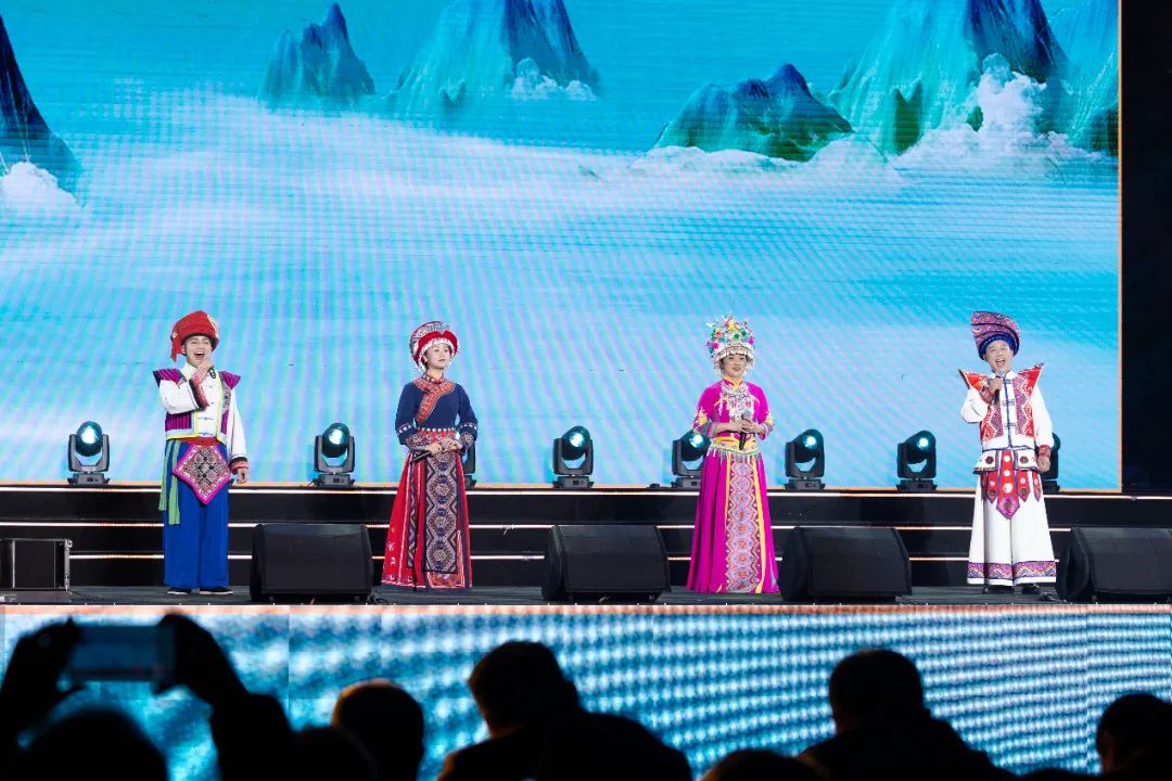 杜小輝、王春維、王李平、田進(jìn)勇演唱長陽原生態(tài)山歌 (2).jpg