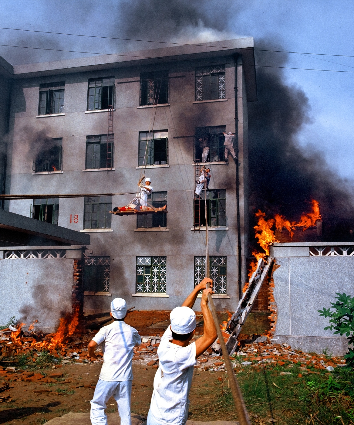 009《搶救傷員》獲第21屆全國(guó)攝影藝術(shù)展優(yōu)秀獎(jiǎng)