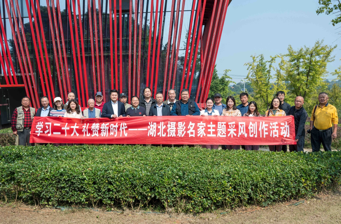 10月14日，“學(xué)習(xí)二十大 禮贊新時(shí)代——湖北攝影名家主題采風(fēng)深扎創(chuàng)作”活動(dòng)在江夏啟動(dòng)。