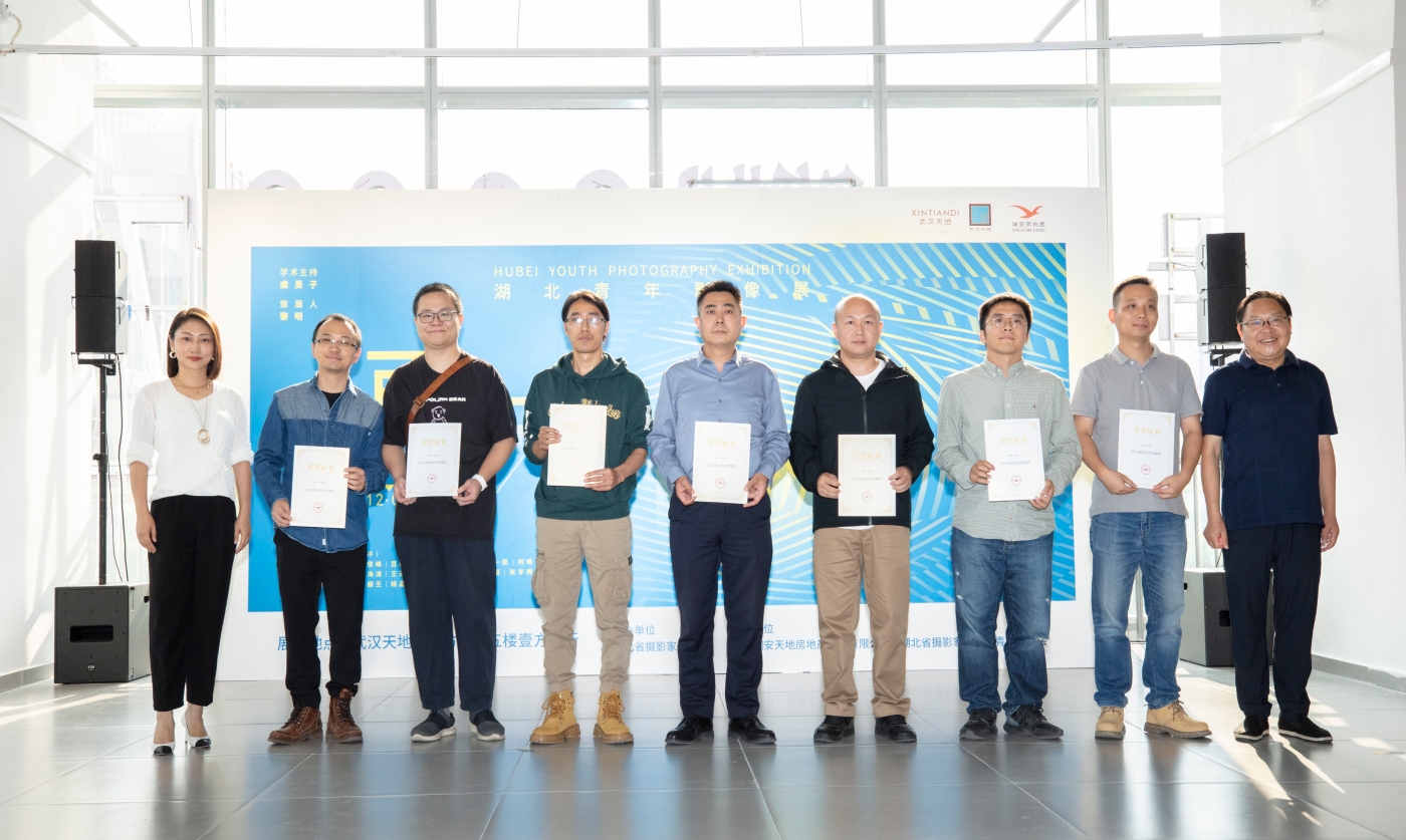 11月3日，“更新——攝影與城市”湖北青年影像展在武漢天地壹方南館五樓壹方新所開幕?，F(xiàn)場(chǎng)為獲得2022湖北青年影像獎(jiǎng)的8位攝影師頒發(fā)了證書。