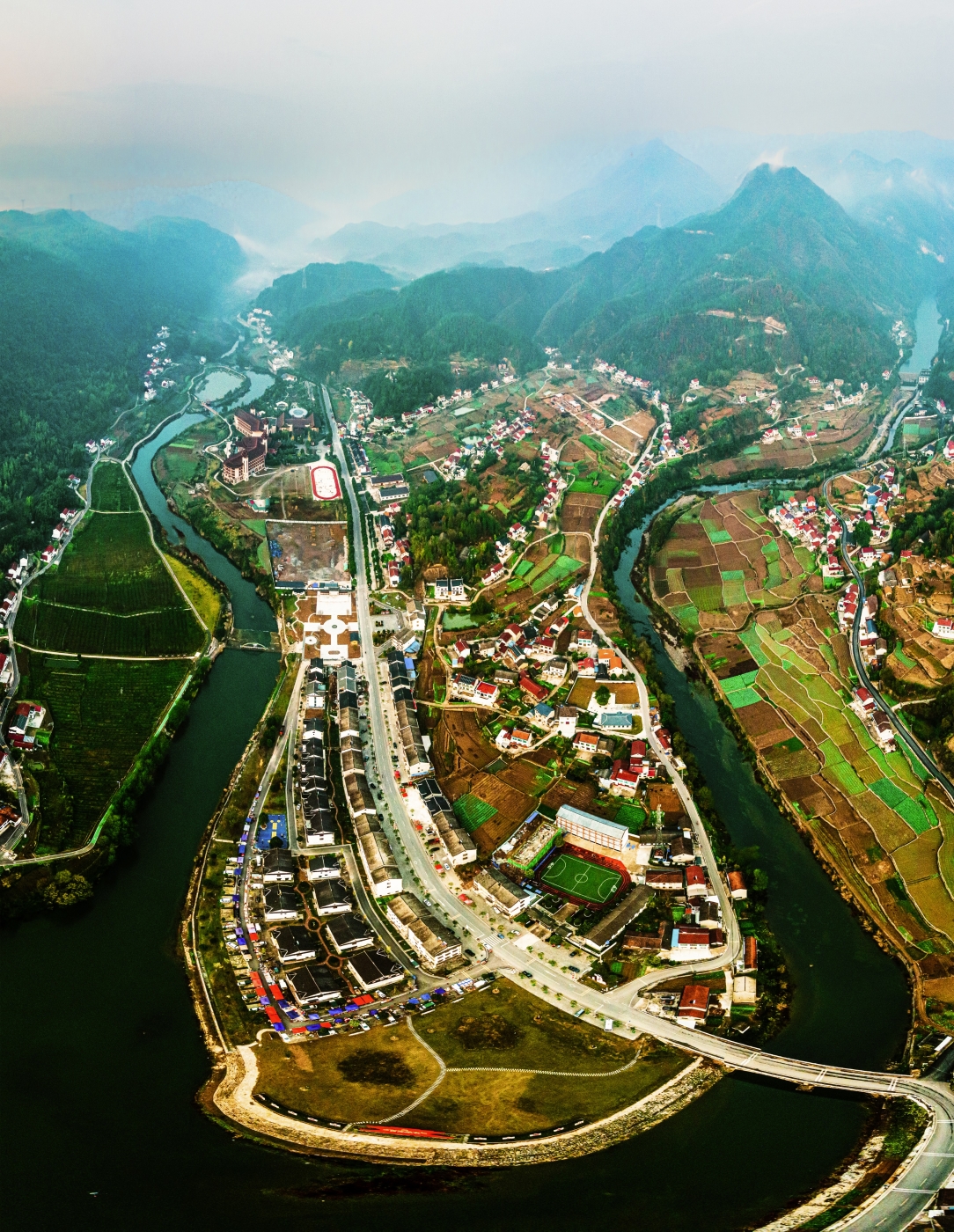 李萬(wàn)能《曲尺河畔歇歇腳，傳世佳名卸甲坪》