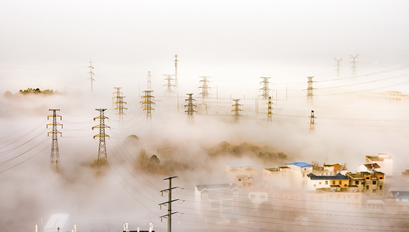 周必超《云霧中的鄉(xiāng)村電網(wǎng)畫(huà)卷》